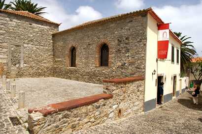 Der Eingang in ein altes Backsteinhaus ist der Zugang zum Museum über Kolumbus
