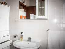 Qunita dos Frutos auf Graciosa – Helles, funktionales Badezimmer.