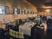 Modernes Restaurantinterieur mit stilvoll gedeckten Tischen – der perfekte Genussort auf Ihrer Picotours-Reise.