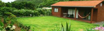 Sitio da Assumada auf Flores, idyllische Holzbungalows mit großzügigem Garten und Bergsicht.