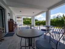 The Plantation Faial – Gemütliche überdachte Terrasse mit Blick ins Grüne, ideal zum Entspannen und Genießen.
