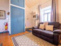 Tradicampo - Casa da Talha auf Sao Miguel, gemütliches Wohnzimmer mit stilvollem Sofa, warmem Holzfußboden und einladendem Ambiente für erholsame Aufenthalte.