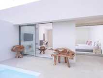 Sul Villas & Spa auf Sao Miguel, moderne und helle Villa mit privatem Pool und stilvoller Holz-Dekoration, ideal zum Entspannen.