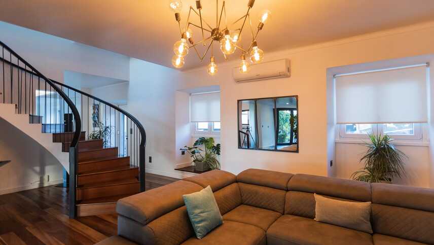 Volcanic-charming-house-wohnzimmer-treppe