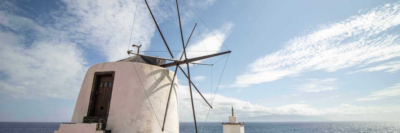 Uralten Windmühlen sind ein lebendiges Zeugnis der Vergangenheit auf Corvo