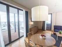 Antillia Hotel Apartments auf São Miguel, helles Apartment mit Balkon, moderner Einrichtung und gemütlichem Wohnbereich, ideal für entspannte Urlaube.