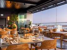 Innenansicht des Restaurants im 3HB Faro mit stilvollem Ambiente und Holzelementen