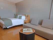 The Lince Hotel auf Sao Miguel, modernes und komfortables Zimmer mit elegantem Holzboden und stilvoller Einrichtung – ideal für entspannte Urlaubstage.