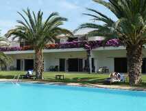 Dunas de Sal Hotel- Liegestühlen am Pool