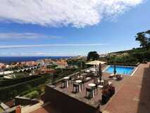 The Lince Nordeste Country & Nature Hotel auf Sao Miguel, einladende Poolterrasse mit herrlichem Meerblick und entspannter Atmosphäre, ideal für erholsame Urlaubstage bei picotours.