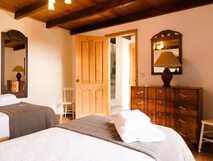 Adegas do Pico – Gemütliches Zimmer mit zwei Betten und warmem Holzdesign und einladender Atmosphäre für erholsame Nächte auf Pico.