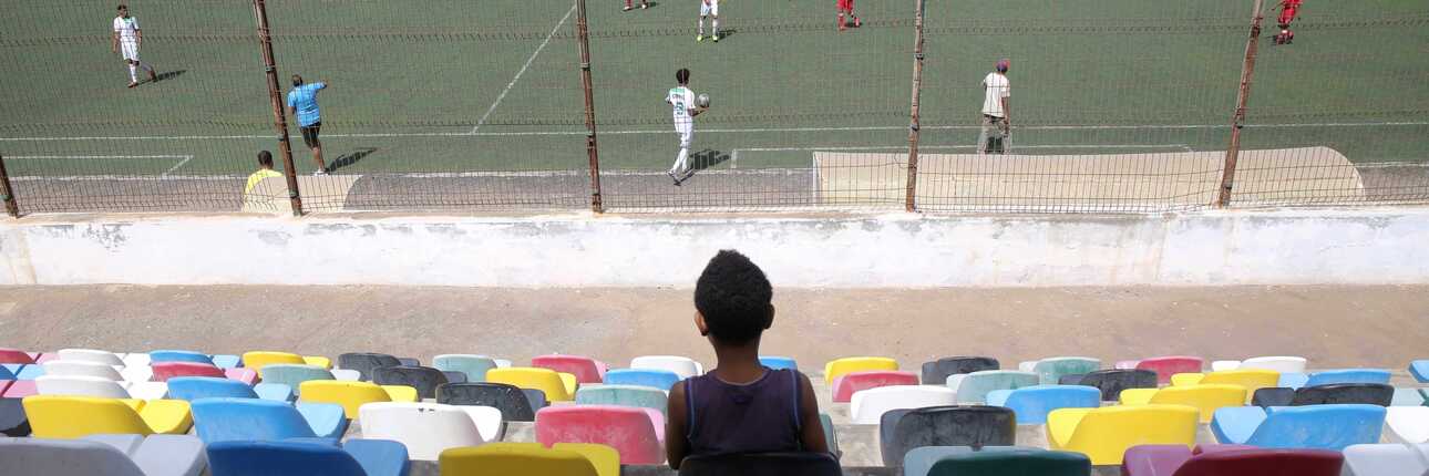 Ein Kind beobachtet das Training im Stadion in Praia