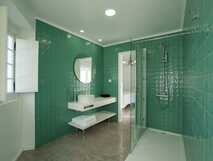 Senhora do Carmo Charm House, São Miguel – stilvolles Badezimmer mit modernen grünen Fliesen und großzügiger Dusche für erholsame Momente.