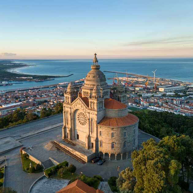 Ansicht der Basilika Santa Luzia in Viana do Castelo bei Sonnenuntergang