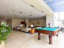 MS Vila Nova Hotel auf Sao Miguel, helle und elegante Lounge mit gemütlichen Sitzbereichen und Billardtisch für entspannte Urlaubsstunden.