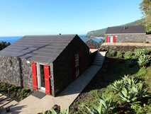 Casas de Incensos auf den Azoren: Traditionelle Lavasteinhäuser mit roten Fensterläden und Blick auf das Meer