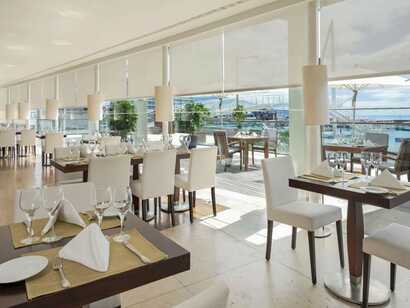 Hotel Marina Atlantico auf Sao Miguel, elegantes Restaurant mit hellem Ambiente und traumhaftem Blick auf den Hafen – perfekter Ort für genussvolle Momente.