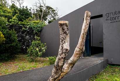 Besucherzentrum der Gruta das Torres auf Pico