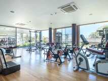 Apartamentos Acorsonho auf Sao Miguel, moderner Fitnessraum mit hellem Ambiente und hochwertiger Ausstattung für Ihr Training während des Urlaubs.