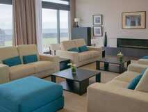 Hotel das Flores – helle und gemütliche Lounge mit Meerblick.