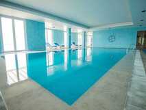 Hotel Faial Garden, einladender und moderner Indoor-Poolbereich für entspannte Stunden.