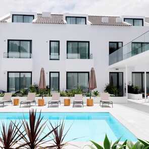 Pero-de-teive-bay-designhotel-pool-sonnenliegen-azoren