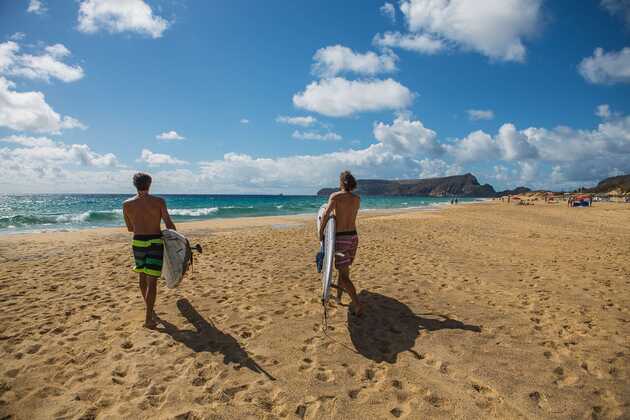 zwei Surfer am Strand von Porto Santo, Insel bei Madeira