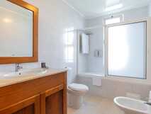 Apartamentos Acorsonho auf Sao Miguel, helles und gepflegtes Badezimmer mit moderner Ausstattung für einen komfortablen Aufenthalt.