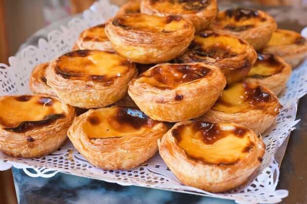 Süße Blätterteigtörtchen – Pastel de Nata – sind eine portugiesische Spezialität. Sie wurden vermutlich von Mönchen in Belem, einem Stadtteil von Lissabon, erstmals gebacken.