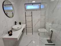 Santa Cruz Villas - modernes Bad mit stilvollen Marmorfliesen und elegantem Design.