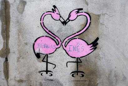 Über 400 Herz-Motive von Yves Decoster dekorieren Gebäude auf Sao Miguel