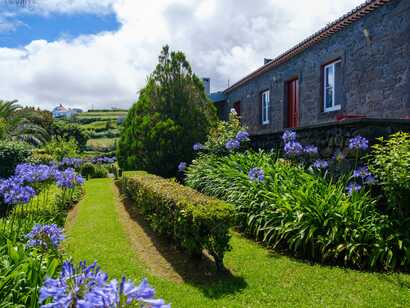 Tradicampo - Casa da Fonte auf Sao Miguel, idyllisches Landhaus mit blühenden Gärten und entspannter Atmosphäre inmitten grüner Natur.