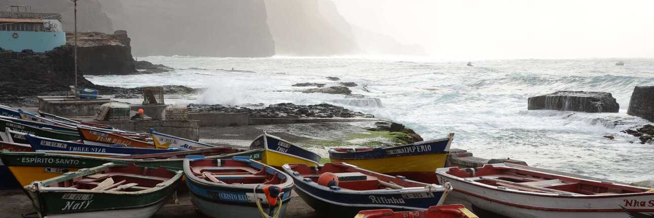 Fischeridylle in Ponta do Sol: Beobachten Sie nach Ihrer Wanderung auf Santo Antao das Einholen der Boote