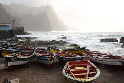 Fischeridylle in Ponta do Sol: Beobachten Sie nach Ihrer Wanderung auf Santo Antao das Einholen der Boote