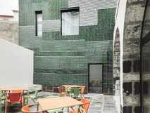 Casa da Galeria auf Sao Miguel, gemütlicher Außenbereich mit bunten Stühlen und modernem Design – ideal zum Entspannen bei picotours.