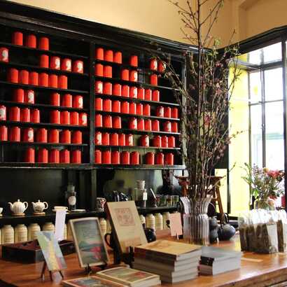 Regal voller Teesorten in einem Teegeschäft in Lissabon.