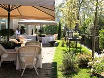 Terasse mit Sonnenschirmen des Carmo's Boutique Hotels