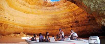 Die Algarve mit dem Katamaran Ophelia und Beiboot erkunden