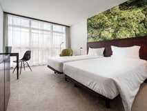 Neat Hotel São Miguel – Modernes Zimmer mit Twin-Betten und stilvollem Moos-Wanddesign für entspannenden Komfort bei picotours.