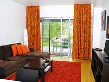 Quinta de Santana auf Sao Miguel, gemütliches und farbenfrohes Wohnzimmer mit Zugang zur Terrasse und Garten – ideal für entspannte Urlaubstage.