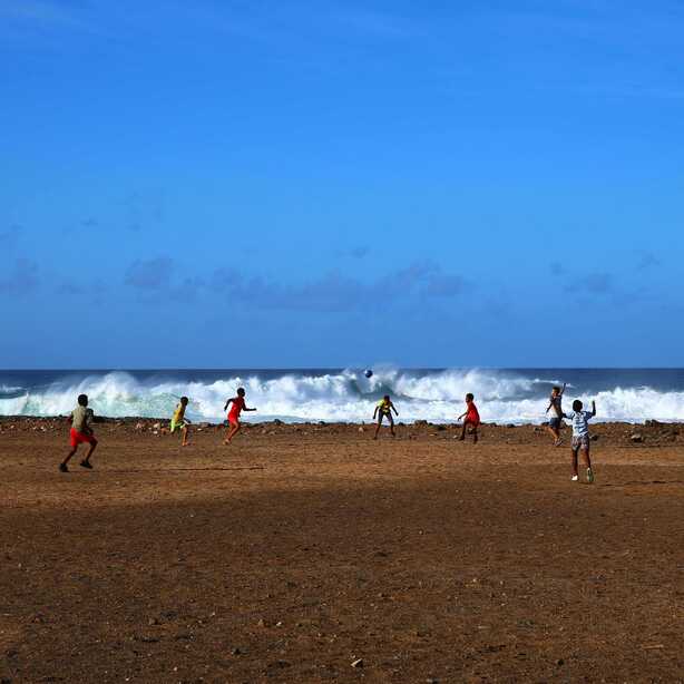Kinder spielen Fußball auf Kap Verde am Strand