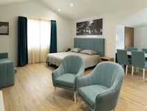 Aparthotel Horta Bay, modernes und komfortables Apartment mit gemütlicher Sitzecke und voll ausgestatteter Küchenzeile.