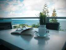 Whales Bay Hotel Apartamentos auf São Miguel, entspannter Meerblick mit gemütlicher Leseecke und frischer Atmosphäre.