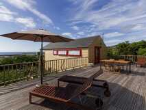 Azul Singular auf Faial – Moderne Holzbungalows mit Sonnenterrasse und Meerblick für entspannte Urlaubstage.