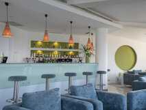 Caloura Hotel Resort auf Sao Miguel, moderne Hotelbar mit stilvollen Sitzgelegenheiten und entspannter Atmosphäre für erholsame Momente.