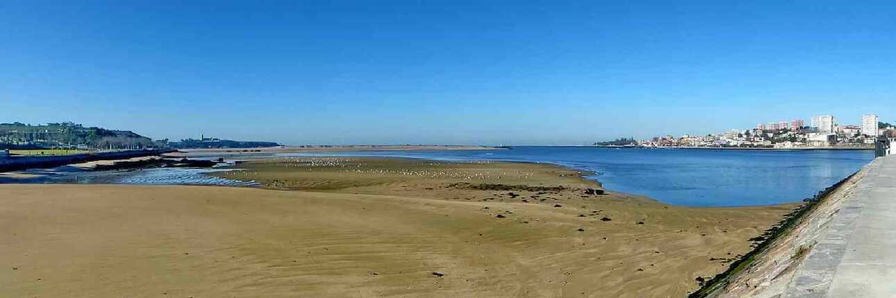 Weite Sanddünen sind kein seltenes Bild an der Flussmündung des Douro.