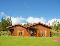 Quinta dos Curubas auf Sao Miguel, idyllische Holzhütten inmitten grüner Natur, perfekter Rückzugsort für entspannte Urlaubstage.