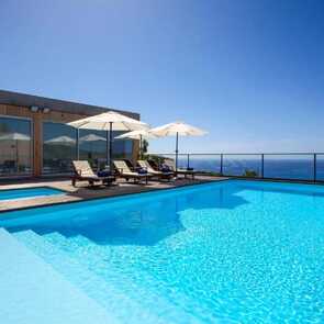 Hotel-aparthotel-mosteiros-place-pool-mit-meerblick