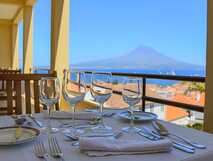 Hotel Horta auf Faial – stilvolles Restaurant mit atemberaubendem Meer- und Bergblick für genussvolle Momente.