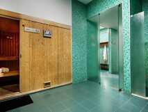 Hotel Marina Atlantico auf Sao Miguel, entspannender Wellnessbereich mit Sauna und modernen Duschen für erfrischende Erholung.